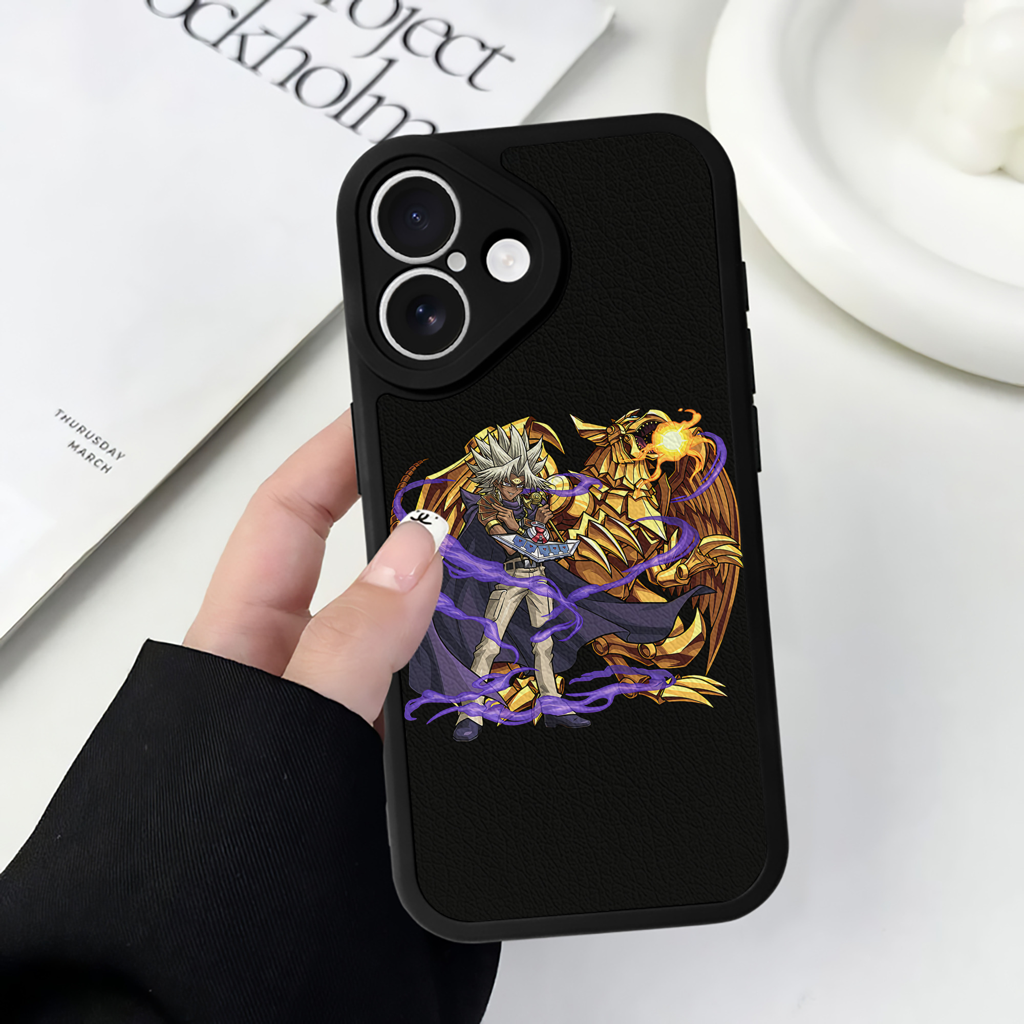 （画像用） 遊☆戯☆王 Yu-Gi-Oh! 【iPhone 16シリーズ対応】シリコンスマホケース（レザー調） 材質：シリコン